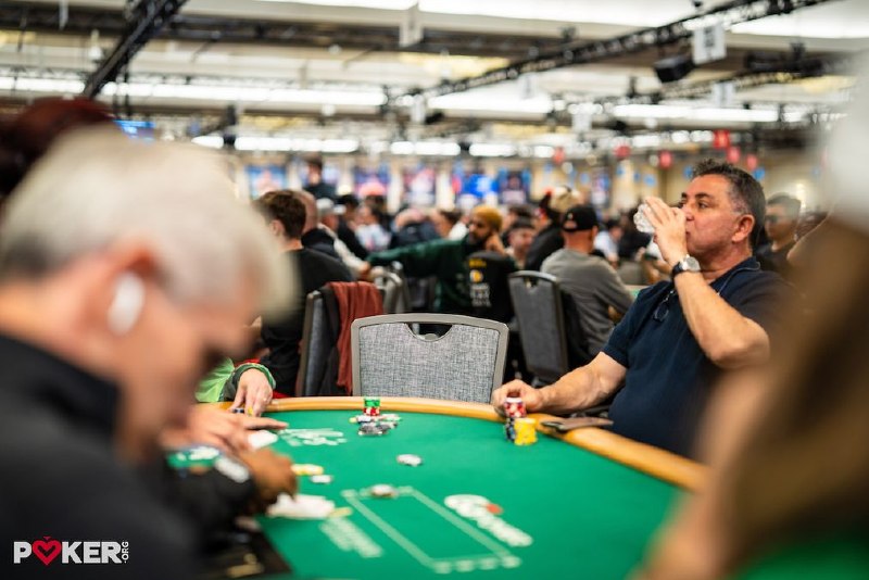 📰 第 233 更 · 系列追踪WSOP 主赛选手弃牌去重看同一电影在 2026 年 WSOP 主赛事的 Day 2D 中，选手 Amit Agarwal 以 130,000 筹码的健康堆栈开始了比赛，但他并没有继续打下去