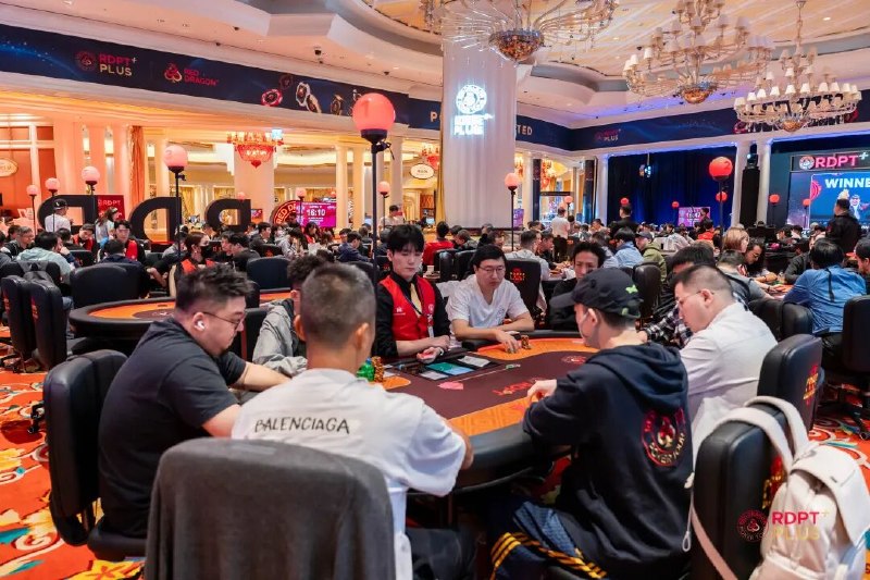 🏆 锦标赛战报📰 第 3 更 · 系列追踪红龙杯PLUS主赛第二轮：20亿奖池诞生，53人晋级📍 红龙杯PLUS主赛💰 奖金: ₩2,063,232,000红龙杯PLUS系列赛主赛事进入第二轮阶段，百余位扑克精英会师赛场，围绕奖励圈展开新一轮交锋