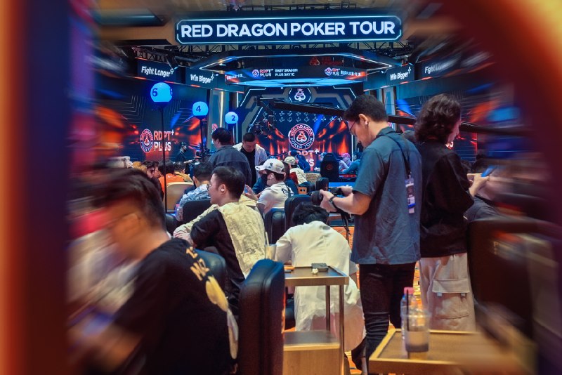 🏆 锦标赛战报📰 第 2 更 · 系列追踪红龙杯PLUS ｜ C/D 组收官，66 位精英晋级决赛轮📍 红龙杯PLUS红龙杯Plus夏日济州站第四个比赛日，青龙杯Plus赛事首轮四大组别里的C组、D组快速赛已顺利收官
