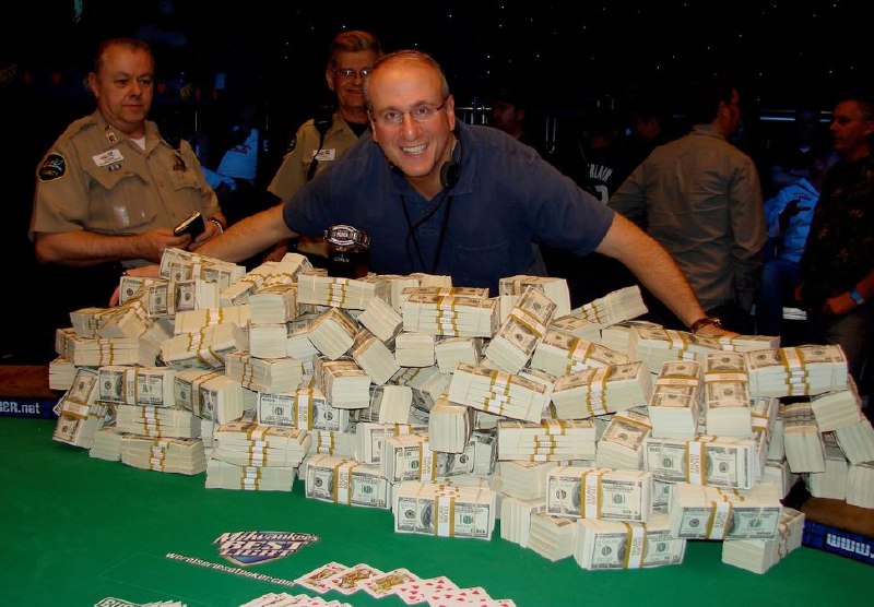 回顾扑克热潮：441 Productions如何让WSOP成为必看电视节目如果你是某个年龄段的人，并且今年观看了2026年WSOP主赛事的电视直播，你一定会听到一个让你回到2003年的声音：一个粗犷的、滑动的电吉他声，转变成了一片蓝调混乱