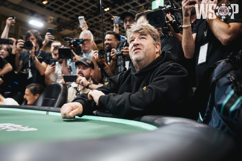 📰 第 207 更 · 系列追踪克里斯 ｜ 莫尼梅克解释WSOP主赛奇怪的爆牌局2003年WSOP主赛冠军克里斯·莫尼梅克在2026年WSOP主赛的钱泡上以J-9非同花顺牌型叫注，最终被淘汰出局